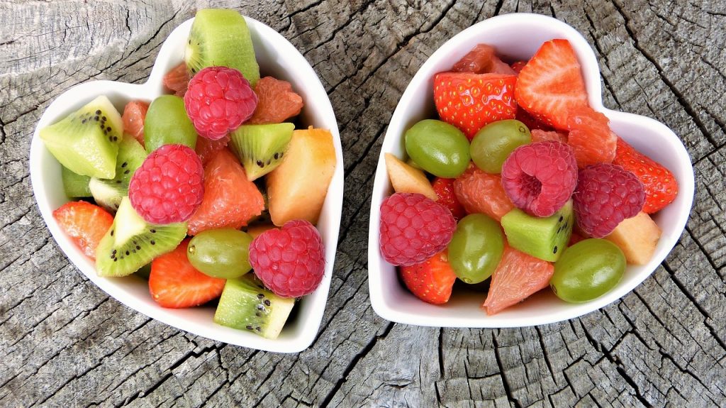 salade de fruits dans des bols en forme de coeur