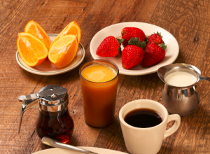 Petit déjeuner café jus d'orange fraises et miel