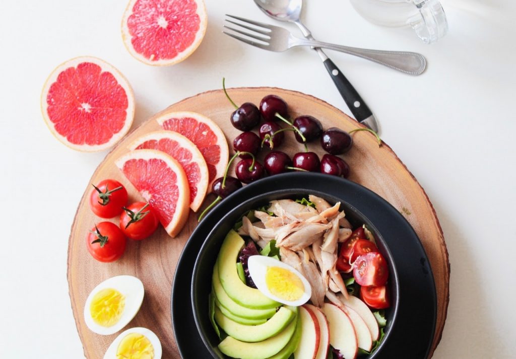 buddha bowl avec tomates polet avocat oeuf pamplemousse cerises