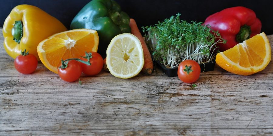 fruits et légumes sur plan de travail en bois