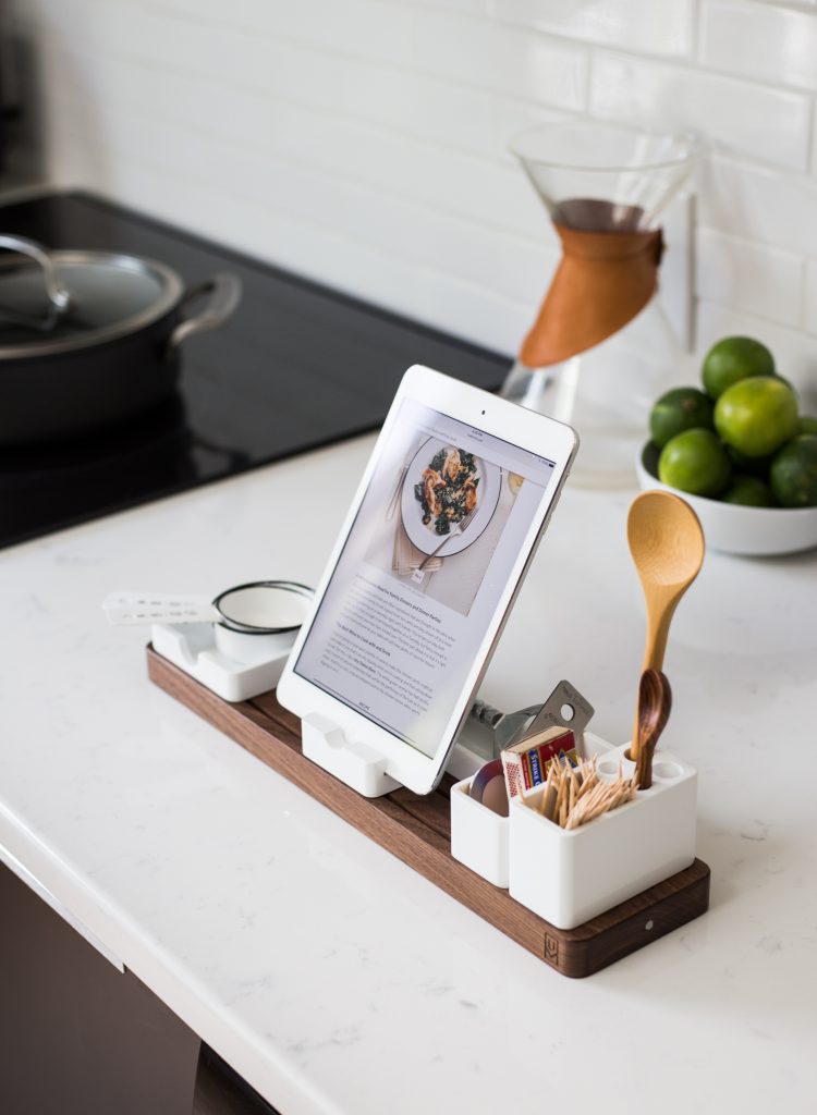 tablette sur support avec ustensiles de cuisine