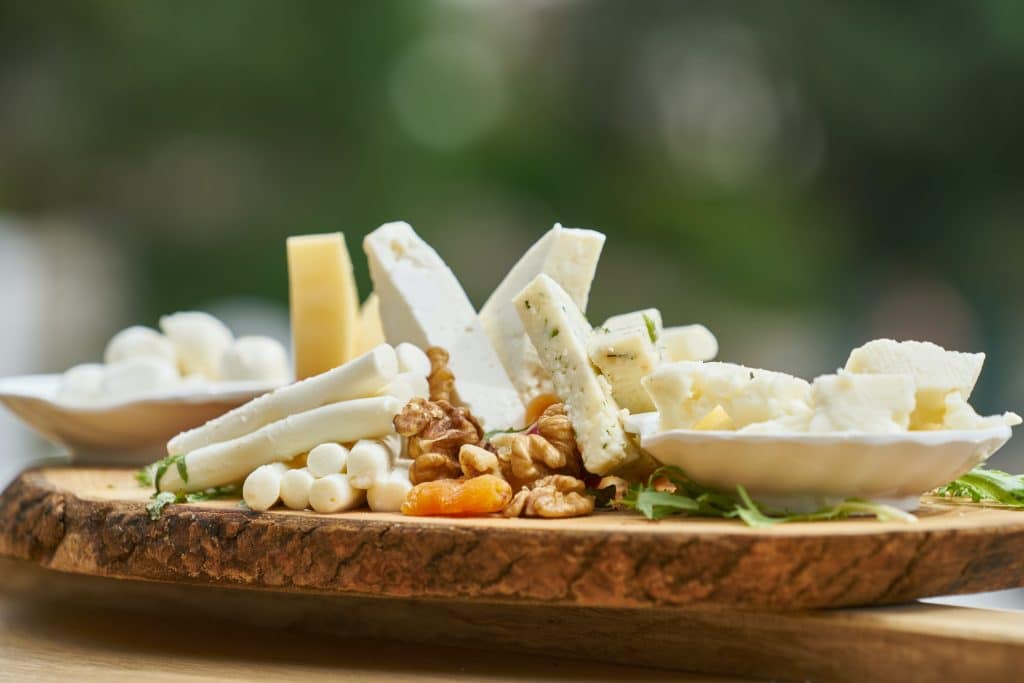 Assiette garnie de fromage de brebis